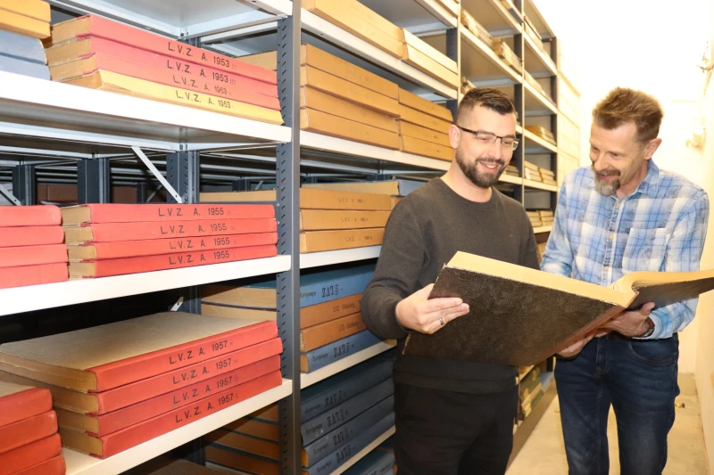 Kreisarchiv als Schatzkammer unserer regionalen Geschichte | Mike Tänzler (l.) und Daniel Tietz recherchieren in alten Zeitungsbänden.