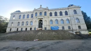 Erdwall vor dem Lindenau-Museum schafft Platz für ausstehende Fundamentarbeiten