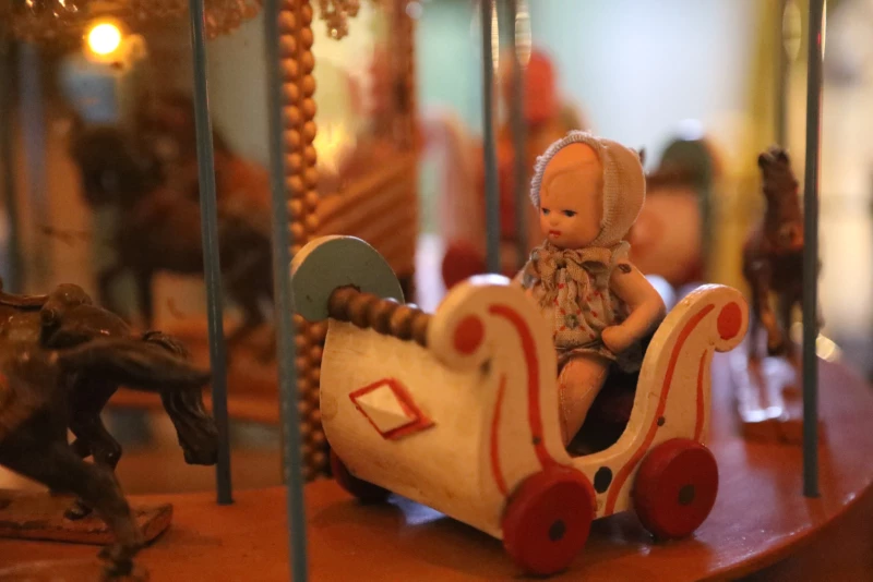 Weihnachtsausstellung "Mit Speed durchs Kinderzimmer. Historisches Spielzeug auf Rädern" | Detailansicht, Spielzeugkarussell