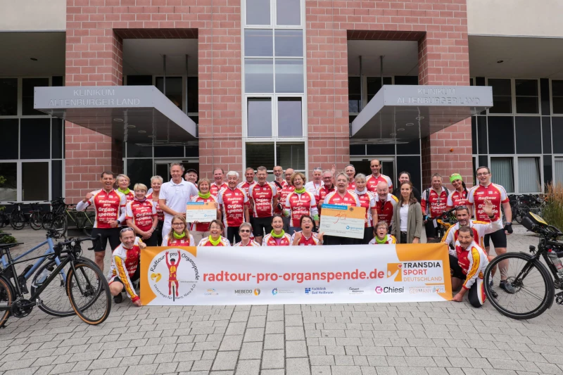 Organtransplantierte besuchen Klinikum Altenburger Land | Zusammentreffen vor dem Klinikum Altenburger Land