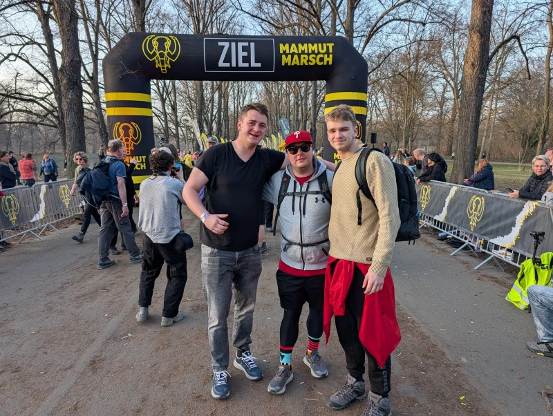 1.150 Euro für die grüne Oase | Zielbereich Mammutmarsch: (v.l.n.r.) Matthias Riedel (Wehrleiter), Winus Pfeiffer (Truppführer), Daniel Böhmer (stellv. Wehrleiter), Florian Riedel (Truppmann).