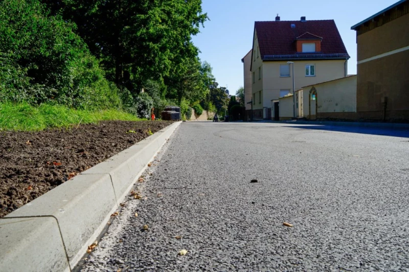 Altenburger Runkwitzstraße: Fahrbahn und Gehweg erneuert | Erneuerung der Runkwitzstraße abgeschlossen: Fahrbahn und Gehweg in neuem Glanz