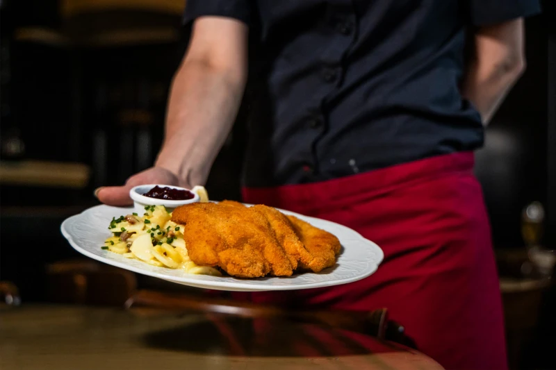 Trotz „Schnitzel-Steuergeschenk“: Viele Wirte im Kreis Altenburger Land knausern beim Lohn | Jeder Schnitzelteller wirft mehr für den Wirt ab: Die Senkung der Mehrwertsteuer von 19 auf 7 Prozent macht’s möglich. „Trotzdem knausern viele Wirte beim Lohn: Sie bezahlen Köchen und Kellnerinnen nur den gesetzlichen Mindestlohn. Um den fairen Tariflohn machen sie aber einen weiten Bogen“, sagt Jens Löbel von der Gastro-Gewerkschaft NGG Thüringen.