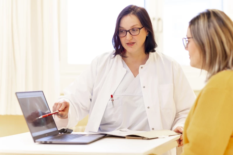 Der Schnitt „fast ohne Schnitt“ | Chefärztin Denise Riedel (li.) und ihr Ärzteteam behandeln operative Eingriffe zu nahezu 100 Prozent minimal-invasiv.