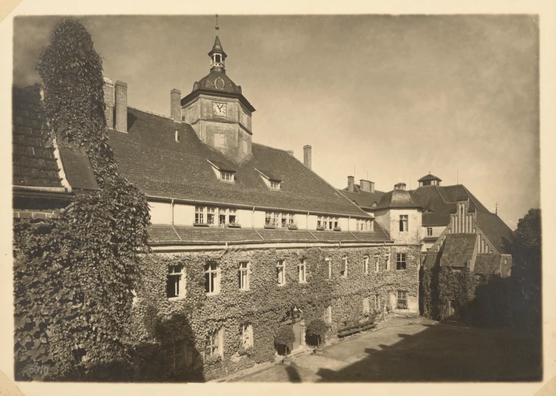 Erziehung und Emanzipation - Die verborgene Welt des Altenburger Magdalenenstifts | Hofansicht des Altenburger Magdalenenstifts, Sammlung Reinhild von Capitaine, 1935