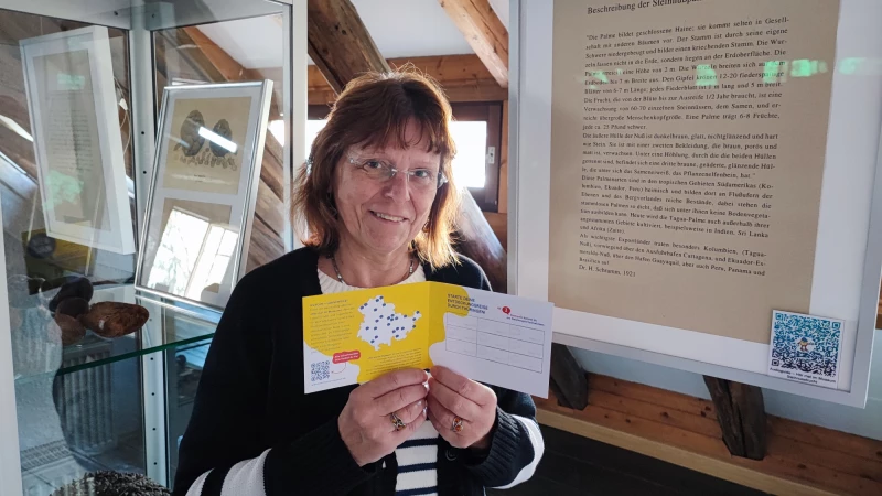 „Hör mal“ Stempelkarte nun auch im Schmöllner Knopf- und Regionalmuseum erhältlich | Stefanie Heilmann, Museumsmitarbeiterin, präsentiert die neuen Stempelkarten