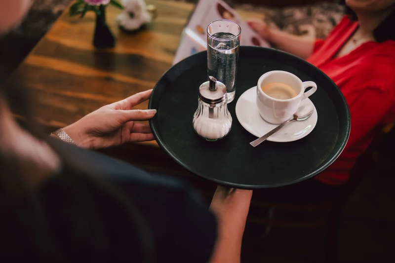 Lohn für Schülerjobs im Kreis Altenburger Land mindestens zum Mindestlohn aufpolstern | Mindestens der Mindestlohn für Ferienjobs: Egal, ob im Café, im Biergarten, Restaurant oder Hotel – auch Jugendliche sollten nicht weniger als „12,41 Euro pro Stunde (plus X)“ verdienen, fordert die Gastro-Gewerkschaft NGG. Dass der gesetzliche Mindestlohn nach wie vor nicht für Unter-18-Jährige gelte, müsse der Bund dringend ändern.