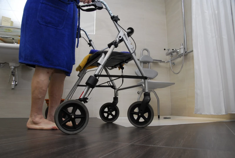 Warnung vor „grauer Wohnungsnot“: Im Altenburger Land sind 4.250&nbsp;Haushalte auf eine Seniorenwohnung angewiesen&nbsp; | Dringend gebraucht: Seniorenwohnungen – ohne Treppenstufen, dafür mit bodengleicher Dusche und genügend Platz für das Rangieren mit Rollator und Rollstuhl.