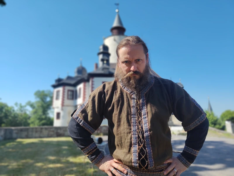 Burg Posterstein startet Ferienprogramm mit Abenteuer-Rätsel für Kinder | Lorenz Heller von der Gefolgschaft zu Posterstein spielte den wütenden Burgherrn für ein kleines Werbevideo für das Sommerferien-Rätsel.