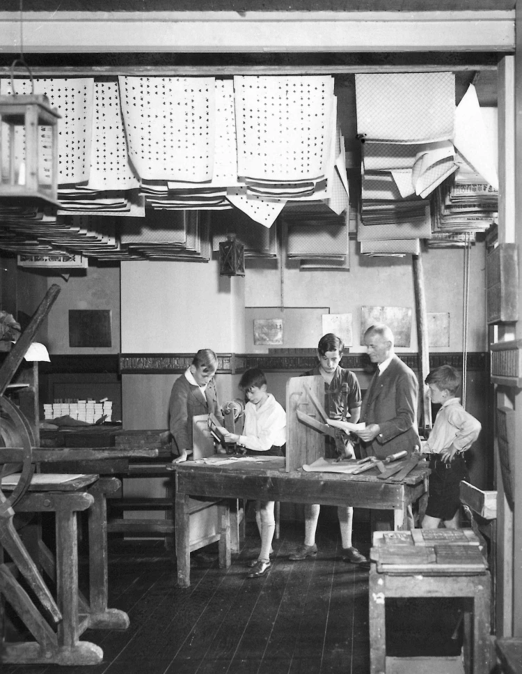 Szene in der Spielkartenausstellung, Kartenmacherwerkstatt, um 1930, Fotograf unbekannt</span><span>&nbsp;