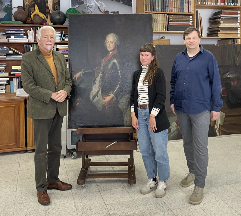 Lindenau-Museum Altenburg gibt zwei Gemälde an rechtmäßige Besitzer zurück | v. l. n. r.: Rainer Graf von Seckendorff; Marianne Lose, Provenienzforscherin; Dr. Benjamin Spira, stellvertretender Direktor der Altenburger Museen, neben der Kopie nach Antoine Pesne mit dem Porträt von Karl Alexander von Lothringen