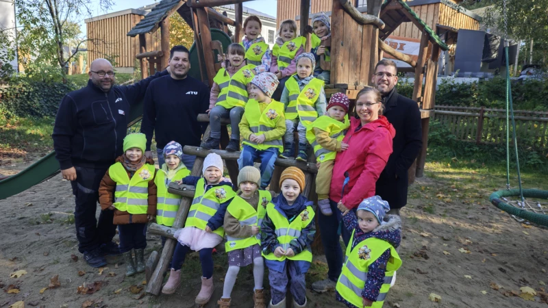 Kindergarten „Nemzer Rasselbande“ erhält 45 neue Warnwesten | „Nemzer Rasselbande“ in Nöbdenitz: Die Kinder durften sich über 45 neue Warnwesten freuen, die sie im Rahmen der bundesweiten ATU-Aktion „Glühwürmchen“ gewonnen.