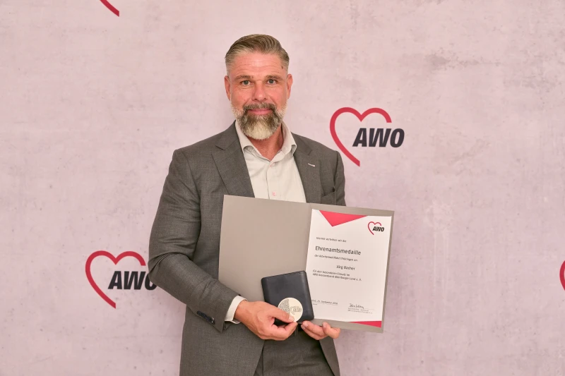 Jörg Bacher aus dem Altenburger Land mit Ehrenamtsmedaille ausgezeichnet | Jörg Bacher und seine Ehrenamtsmedaille.