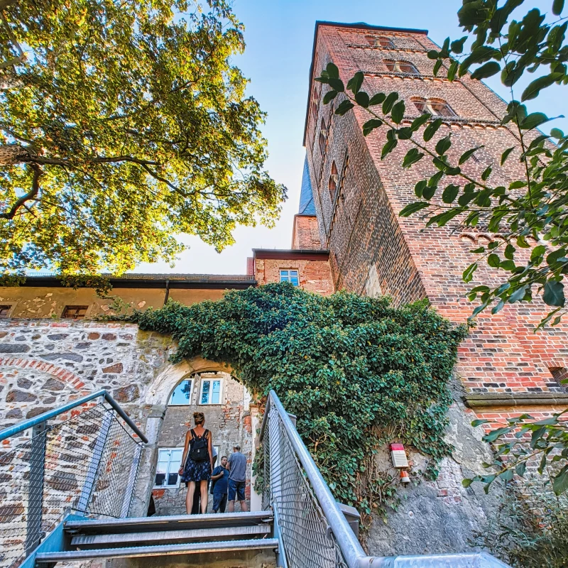 Regelmäßige Öffnungszeiten für die Roten Spitzen in Altenburg | Eingang zu den Roten Spitzen