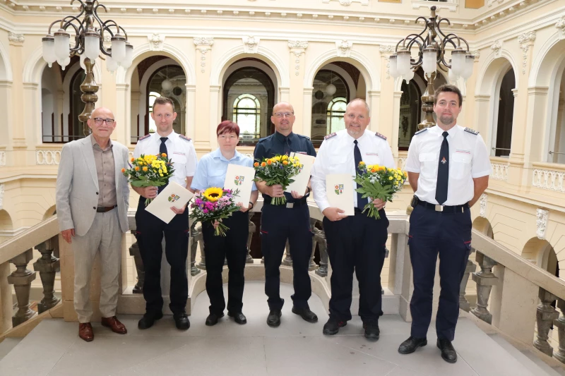 Landrat des Altenburger Landes bestellt neue Zugführer für Katastrophenschutz-Einsatzzüge | v.l.n.r. Landrat Uwe Melzer, Marcel Birkholz,
Lisanne Peschek, Kai Seiler, Marcel Greunke,
Kreisbandinspektor Florian Körner