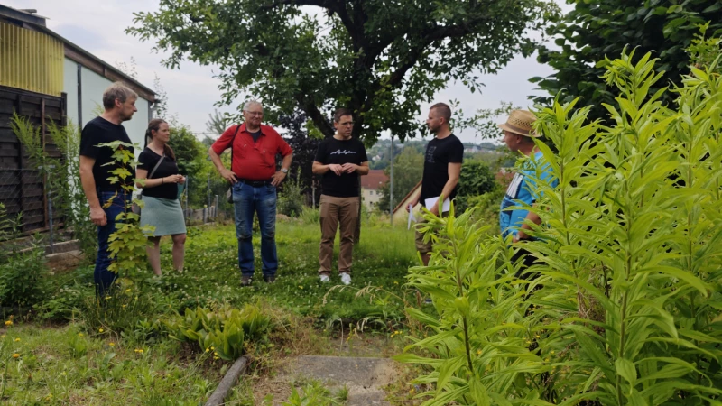 Am Schmöllner Ziegengraben entsteht eine kleine Oase | Vertreter des Bauamtes, des Bauhofes sowie des Landschaftspflegeverbandes Altenburger Land und der Kleingartensparte „Ziegengraben“ besprechen das Vorhaben auf dem noch zugewucherten Grundstück.