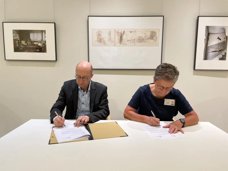 Kooperation zwischen Lindenau-Museum Altenburg und Klinikum Altenburger Land | Dr. Roland Krischke, Direktor der Altenburger Museen, und Dr. Gundula Werner, Geschäftsführerin des Klinikums Altenburger Land, bei der Vertragsunterzeichnung