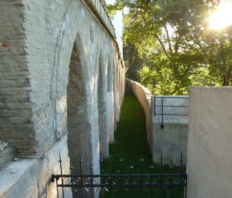 Entlang der Zwingermauer des Altenburger Schlosses | Der Zwinger unterhalb der Josephsterrasse