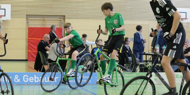 Thüringer Landespokale U11, U13, U15 im Radball wurden in Langenleuba-Niederhain vergeben | Richard Wachler und Louis Börngen (Mitte - von links) legten eine beachtliche aktuelle Saison hin. Die U15 des SV 1949 Langenleuba-Niederhain gewann die Oberligarunde, wurde Landesmeister und nun auch Pokalsieger Thüringen. Als Gruppensieger im DM-Viertelfinale bestreiten Wachler/Börngen am 24.Mai in Großkoschen das Halbfinale um die Deutsche Meisterschaft Schüler U15 