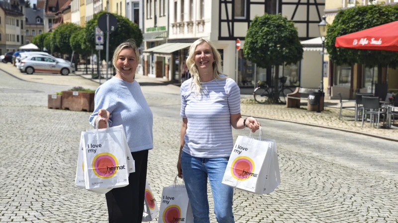 Heimat shoppen in Schmölln – entspannt einkaufen beim Mutzbraten-Warm-Up | Julia Waldmann (Wirtschaftsförderin) und Sina Burkhardt (Veranstaltungsmanagement) freuen sich auf den Shopping-Abend.