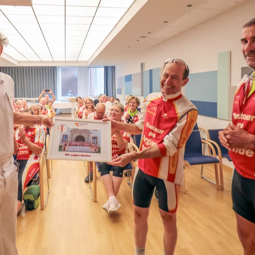 Vertreter der Radtour danken den Kollegen und Kolleginnen im Klinikum Altenburger Land, die eine Organspende erst möglich machen