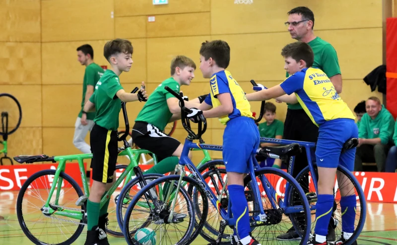 Fans in der Niederhainer Schulsporthalle begeistert von sportlichen Leistungen des Radball-Nachwuchses | Wenn Niederhainer und Ehrenberger Radballnachwuchs aufeinandertrifft, gibt’s spannende Radballkost zu sehen. SV 1949-Abteilungsleister Jan Mehnert ist zugleich Trainer und Kommissär in Personalunion