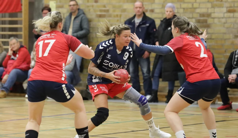 Aufbau-Frauen erneut souverän und behalten ungeschlagen Tabellenführung | Aufbau-Spielerin Claudia Voigt setzt sich gegen die HSG-Spielerinnen Manuela Fröhlich und Vivien Lutz durch. Die Altenburgerin erzielt in diesem Spiel fünf Tore