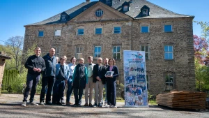 Mit dem Vorschlaghammer in die Zukunft – Ostbeauftragte besucht Wasserschloss in Dobitschen