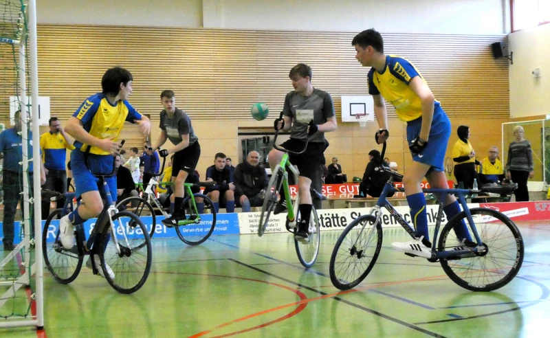 Thüringer Radball Landesmeisterschaften U17 und U19 | Spannendes Endspiel um die Thüringer U19-Meisterschaft. Die Niederhainer John Dornberg und Linus Müller (Bildmitte) gewinnen gegen die Ehrenberger Ben-Frederic Etzold und Pepe Lerchner mit 2:1 und holen den Landestitel. Beide Mannschaften qualifizieren sich zudem für das DM-Viertelfinale.