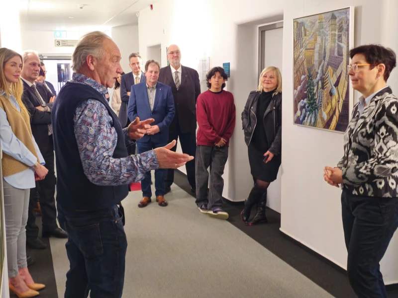 Anthony Lowe zeigt Querschnitt aus 25 Jahren seines Schaffens  | Ausstellung Finanzministerium in Besucherrunde