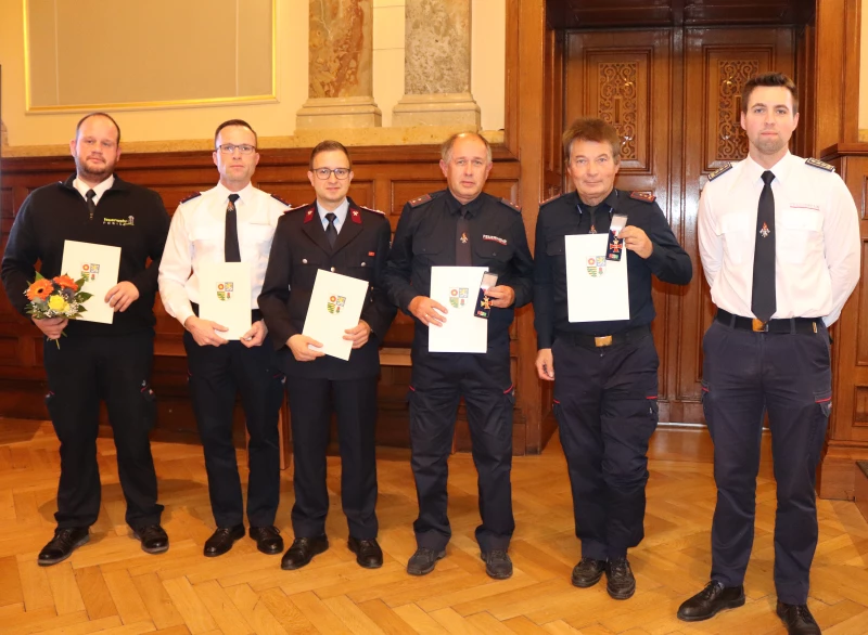 Landrat ehrt Feuerwehr-Kameraden mit dem Verdienstkreuz des Landkreises | Gunter Vogel (2. v. r.) und Holger Heilmann (3. v. r.) wurden mit dem Verdienstkreuz geehrt, Fabian Sonntag, Ralf Rölicke und Gabriel Kinzel (v. l. n. r.) wurden zum Kreisausbilder berufen. Im Foto ganz rechts: Kreisbrandinspektor Florian Körner.