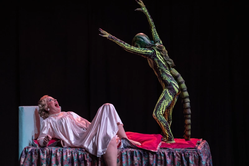 Alien-Alarm in Lizard Lick – Theater Altenburg Gera zeigt Sci-Fi-Komödie | Der Teufelsplan von Planet Pluto - Schauspielerin Michaela Dazian