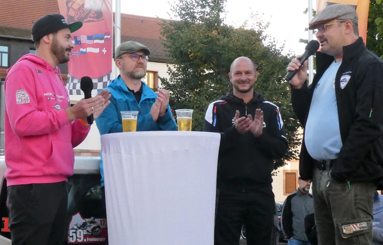 Publikumsliebling Didier Grams (2.von rechts) stellt sich - hier im Vorjahr - beim Freitag-Event auf dem Frohburger Markt gern den Fragen der Fans (Foto: Wolfgang Wukasch)