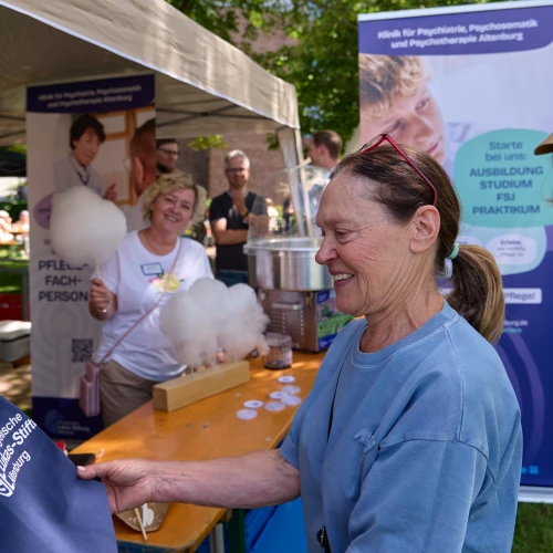 Informationen und Zuckerwatte am Stand der Lukas-Stiftung