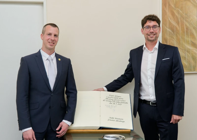Altenburger in Partnerstadt Zlin – Gemeinsame Vorhaben reifen | Zlins Bürgermeister Jiři Korec (links) und Oberbürgermeister André Neumann. Dem Altenburger Gast wurde die Ehre zuteil, sich ins Goldene Buch der Stadt eintragen zu dürfen.