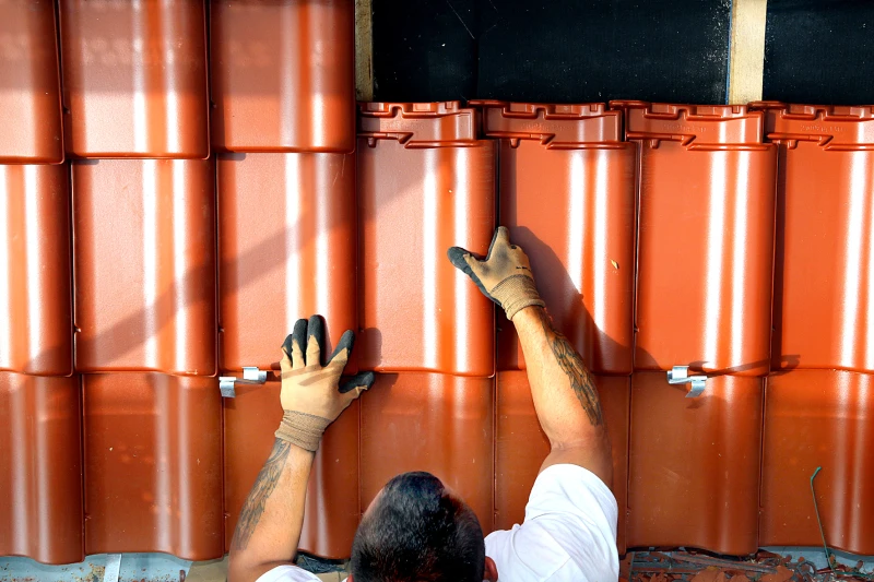 Für die „höchsten Jobs“ im Altenburger Land gibt’s jetzt mehr Geld: Lohn-Plus bei Dachdeckern | Sie arbeiten ganz oben – und bekommen dafür ab jetzt mehr Geld: Die Löhne für Dachdecker steigen ab Oktober. Das teilt die Handwerker-Gewerkschaft IG BAU mit.