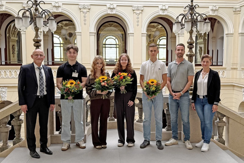 Erfolgreiche Abschlüsse und neue Ausbildungen im Landratsamt Altenburg | v.l.n.r.: Landrat Uwe Melzer, Arian Müller, Emma Freitag, Antonia Kastell und Marius Werrmann, Personalabteilungsleiter Matthias Noll und Ausbildungsleiterin Sabine Lehmann