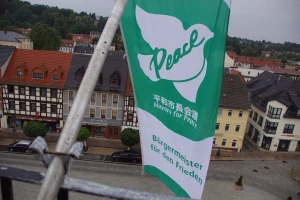 Gemeinsam für Frieden: Schmölln beteiligt sich am internationalen Flaggentag