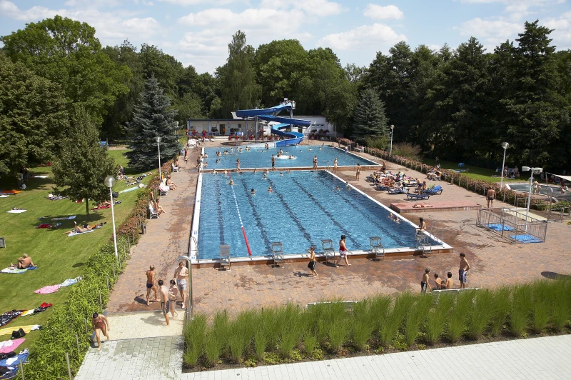 Badesaison beginnt: Freibad Schmölln öffnet pünktlich zum Brückentag | Freibad Schmölln
