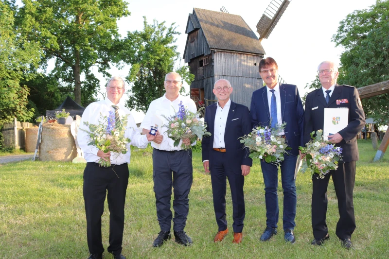 Vier Ehrenwerte: Medaille für besondere Verdienste verliehen | V.l.n.r.: Thomas Wicklein (Theater Altenburg Gera), Ronald Reiß (THW), Landrat Uwe Melzer, Gunter Nehring (education4kenya) und Andreas Hofmann (Kreisfeuerwehrverband).