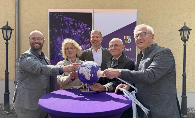 Erstes Glasfaser-Lichtfest im Altenburger Land | von Links: Marius Müller, Thüringer Ministerium für Digitales und Infrastruktur, Silke Höhnl PricewaterhouseCoopers GmbH - Projektträger des Bundesministeriums für Digitales und Verkehr, Hendrik Westendorff Geschäftsführung Thüringer Netkom GmbH, Landrat Uwe Melzer sowie Rolf Hermann Bürgermeister der Gemeinde Löbichau