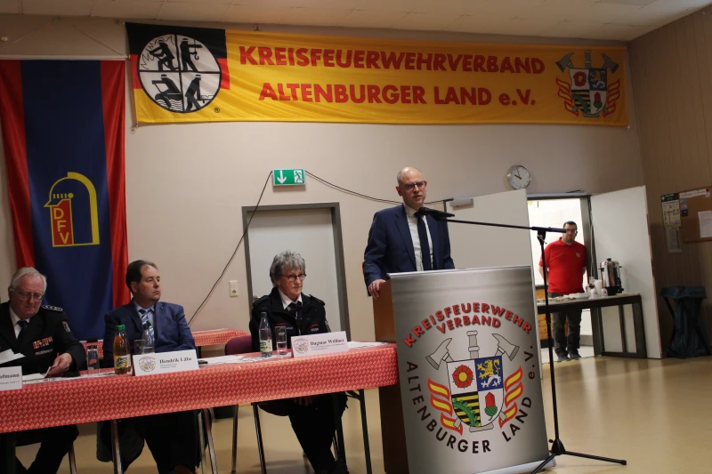 „Gut Wehr!“ gegen Brand und Katastrophen – 32. Verbandsversammlung des Kreisfeuerwehrverbandes Altenburger Land e.V  in Nobitz | Der Thüringer Staatssekretär Normann Müller zählte zu den Ehrengästen, die den teils gesundheits- und lebensgefährdenten Einsatz der Feuerwehrkameraden (-innen) würdigte.