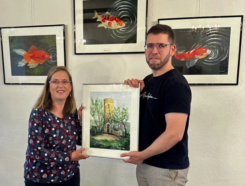 Farbenfroher Blick auf den Hillerturm – ein Kunstwerk für die Stadt Schmölln | Die Crimmitschauer Künstlerin Simone Tauber übergab ihr eigenes für die Satdt Schmölln angefertigtes Bild des Schmöllner Hillerturms an Bürgermeister Sven Schrade