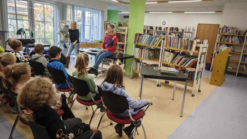 „Tag der Bibliotheken“ auch in Schmölln | Heike Milke aus der Bibliothek erklärte den Schülern den richtigen Umgang mit Leihmedien.