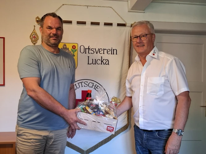 VorschauBild - Die Rotkreuzgemeinschaft Lucka gratuliert zur 100. Blutspende Ronny Wunderlich aus Meuselwitz