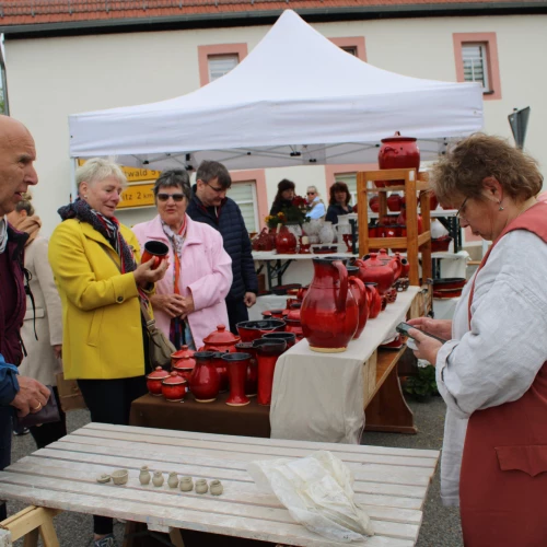 Gleich am Stand der bewährten Kohrener Töpferin Gundula Müller (re.) neben einem der Markteingänge „stürzten“ sich Besucher auf deren Angebot.
