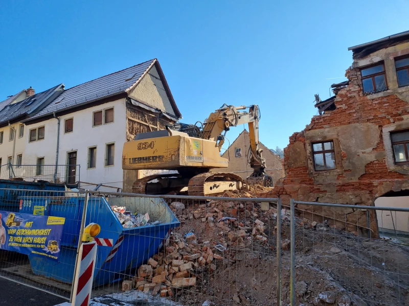 Stadt Altenburg lässt marodes Haus abreißen | Abrissarbeiten in der Marstallstraße