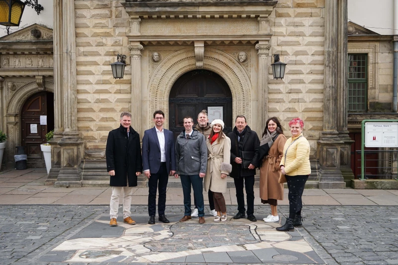 Besuch aus Zlín im Rathaus Altenburg | Die Begrüßung fand vorm Rathaus (von links): Christian Götze, Vorsitzender des Stadtrats, Oberbürgermeister André Neumann, Bürgermeister Jiri Korec, Bronislav Konecny, Fahrer, Dolmetscherin Katerina Klimková, Schlossdirektor Thomas Knechtel, Katerina Valtová, Beauftragte für Außenbeziehungen und Stadträtin Dr. Birgit Klaubert.