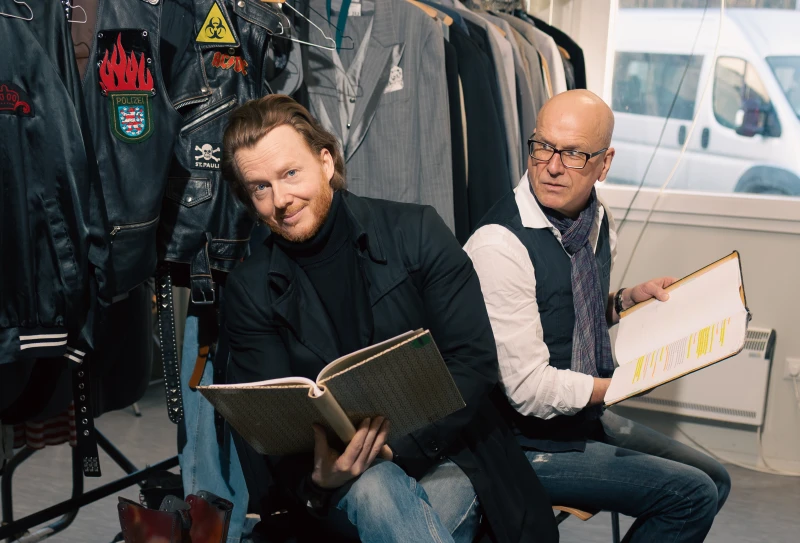 Literatur in den Häusern: Mitglieder des Schauspielensembles lesen in privaten Wohnzimmern | „Literatur in den Häusern“ - v.l.n.r. Schauspieler Thorsten Dara und Schauspieler Bruno Beeke