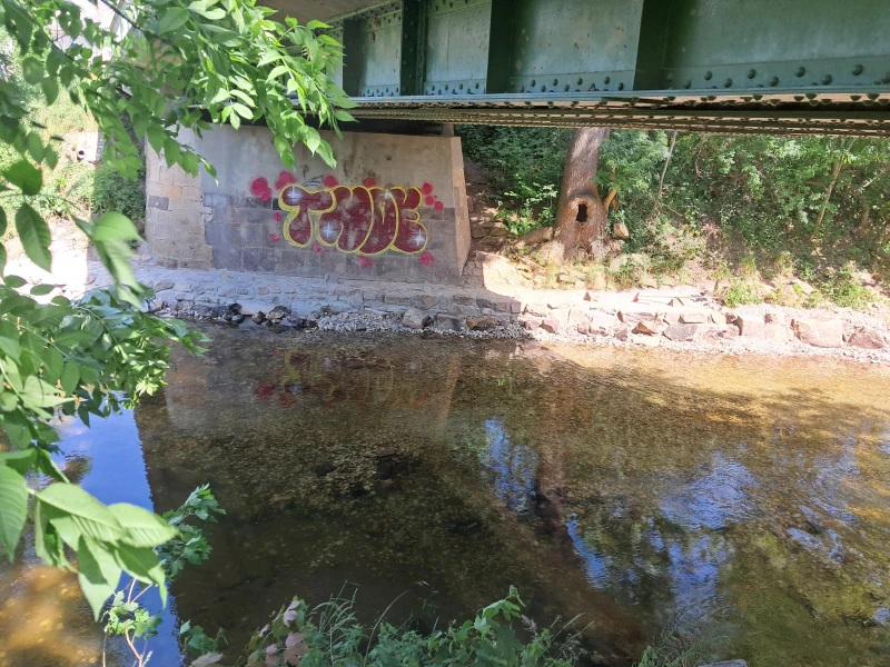 Pleißebrücke Zschechwitz: Kolkschutz erneuert, Otterberme wiederhergestellt | Die fertiggestellte Otterberme an der Pleißebrücke in Zschechwitz